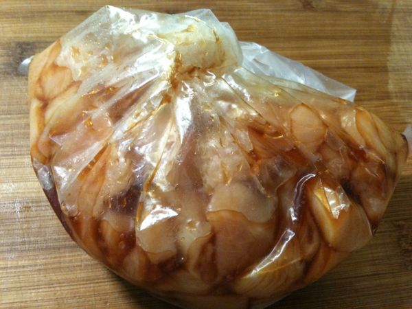 雞胸肉切成雞丁後，放入透明塑膠袋裡，倒入穀盛壽喜燒【醃肉用】，將塑膠袋搖一搖、搓一搓，使壽喜燒均勻沾附在雞丁上後，靜置備用。