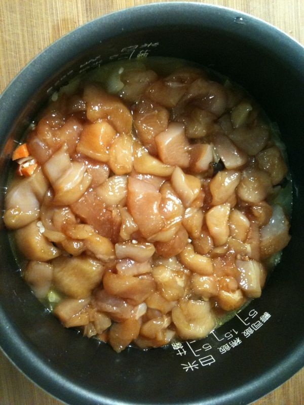 將步驟4的雞胸肉舖上去。放進電子鍋裡，選擇「什錦飯」功能，按下煮飯鍵。