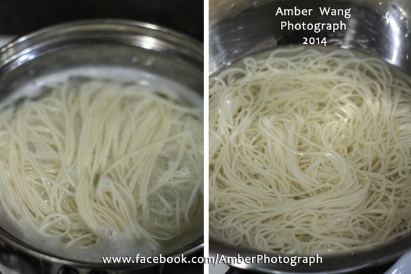 水滾後放入麵線，煮熟後撈出來，放入冷開水中備用。