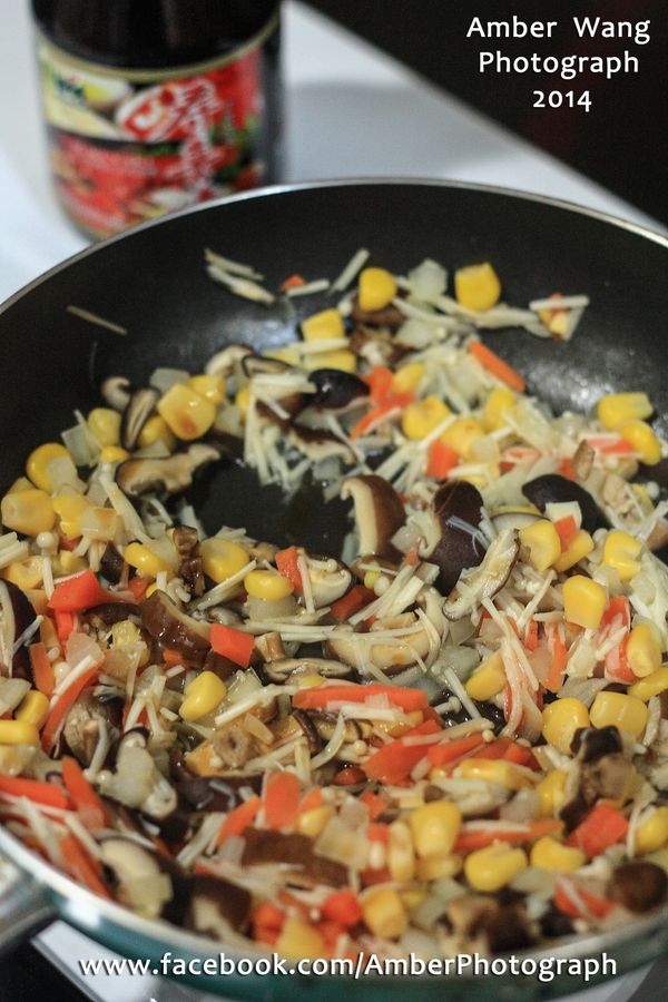 熱鍋後放入少許油，接著放入香菇、紅蘿蔔、玉米、洋蔥、金針菇拌炒，炒至洋蔥變透明，再加入穀盛壽喜燒1大匙繼續拌炒，再炒一會兒，即可熄火備用。