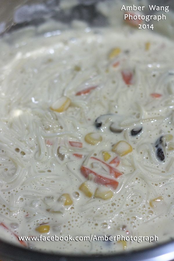 在已過篩的低筋麵粉和在來米粉內，加入一顆生蛋、約200c.c的水拌勻，再放入已炒熟的食材和麵線拌勻，再加入穀盛壽喜燒2大匙、適量鹽、適量白胡椒粉拌勻。