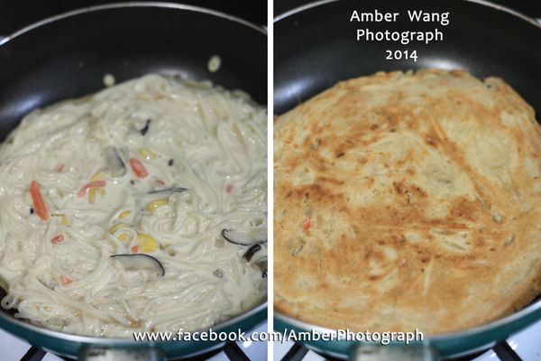 熱鍋後不用加油，放入麵線糊，蓋鍋蓋小火煎，煎至兩面金黃色即可。