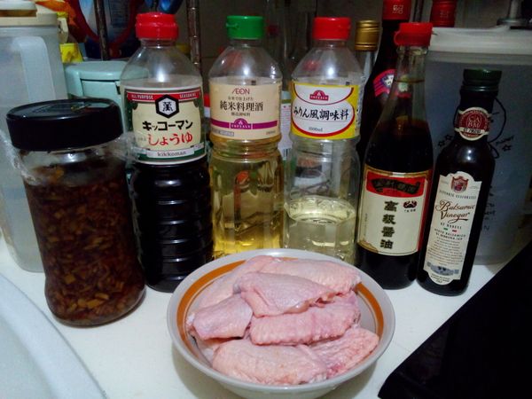 雞翼洗淨抹乾
放入食物袋用
2 湯匙 調理酒
醃 2小時或一晚