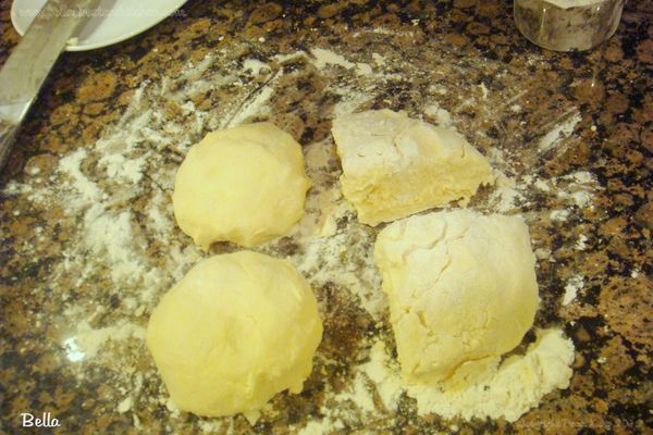 將盆中的麵團倒扣出來，到一個灑了麵粉的台子上，非常輕柔的揉成一個球型，將球型麵團切成4等份，個別揉成球型後，用保鮮膜包好放入冰箱1小時。