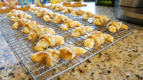 預熱烤箱 350°F/180°C，用刷子在每個餅乾上刷蛋液，用手灑一小撮肉桂糖到餅乾上，放入烤箱烤大約20 分鐘，拿出調頭，再烤3分鐘，到金黃為止，出爐放涼5分鐘後，再移至空心架放全涼，底部才會脆。