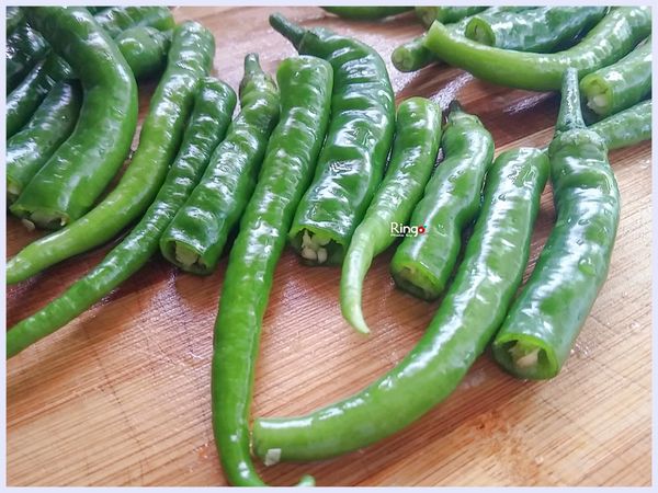 將糯米椒洗淨再切半 Ⓡ
