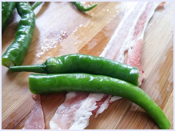 糯米椒放於肉片上，再捲起來 Ⓡ