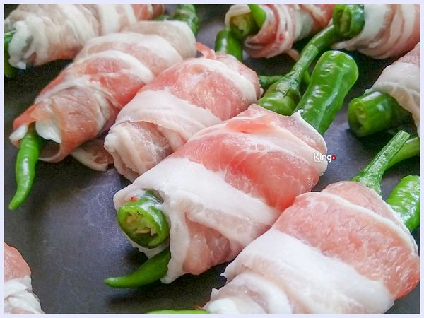 將全部糯米椒捲肉，捲至尾的肉片當底先煎，才不會散掉，不放油（因五花肉片有油脂會再釋放出油），開中火 Ⓡ