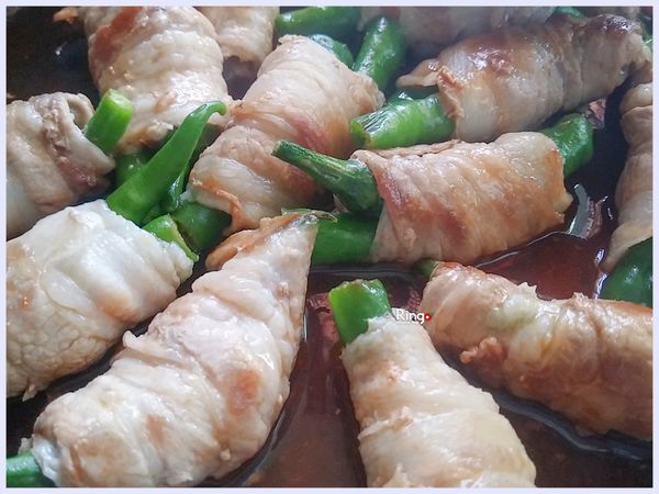 先把煎好的糯米椒捲肉取出，再利用鍋子的油分放入蠔油、蕃茄醬、糖、半碗水；醬料煮滾後，再放入糯米椒捲肉，把醬汁煮到有點稠度即可。如不太鹹，可再斟酌調味 Ⓡ