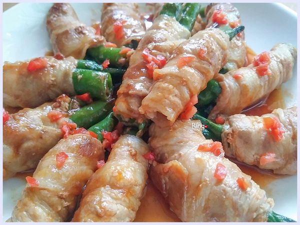 煮好的糯米椒肉捲盛入盤中，再撒上辣椒末即可 Ⓡ