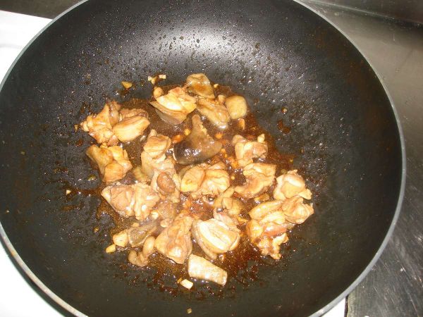 將[調味料]一起加入煮至收汁即可...