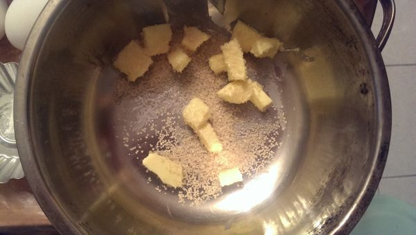 將無鹽奶油切塊，倒入紅砂糖，用刮刀將二者混合