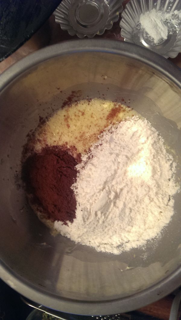 倒入低筋麵粉與可可粉