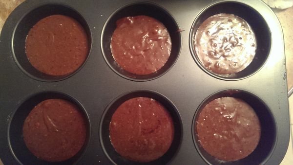 最後倒入模具中，灑上一點巧克力豆，以200度預熱10分鐘，再用175度烤35分鐘