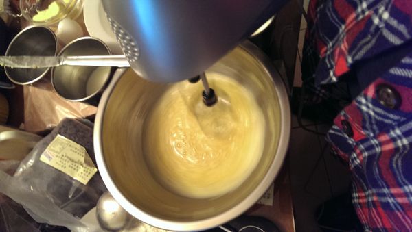 加入兩顆蛋，用打蛋器攪拌均勻