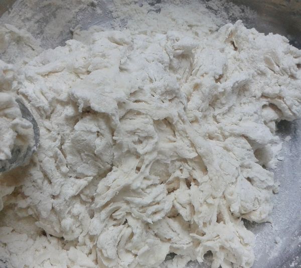 逐少加入水， 用手搓成麵糰，再加2湯匙橄欖油拌勻