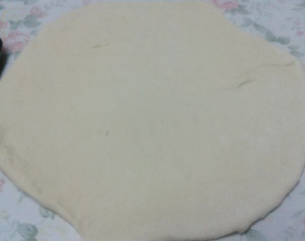 將麵糰分成四份，擀其中一份成圓形薄片（或自己喜歡的形狀）