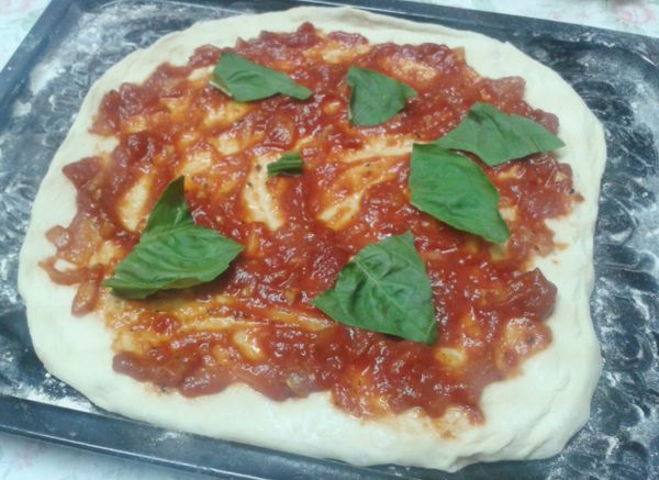 加上蕃茄醬及自己喜歡的材料。我用了九層塔，意式臘腸salami, mozarella cheese, 鯷魚，黑橄欖等