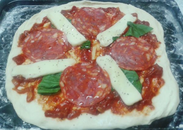 放入烤箱250度烤7至8分鐘或至麵皮邊緣金黃色及起司溶化即成！