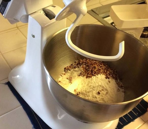 速發酵母和溫水攪拌均勻，然後除了無鹽牛油外，將所有材料加入大碗內攪拌成團。