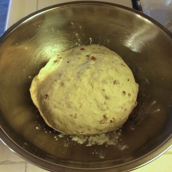 成團之後加入無鹽牛油，充分攪拌。（約3-4分鐘）