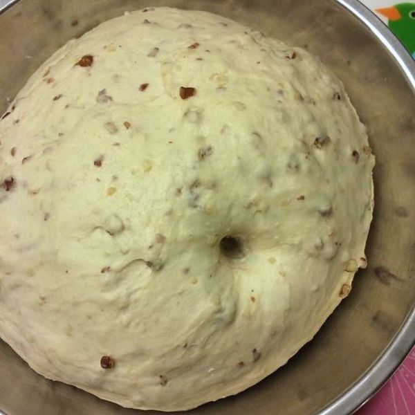 麵團用保鮮膜蓋著，和一杯熱水放進微波爐內發酵至兩倍大。（約1小時）