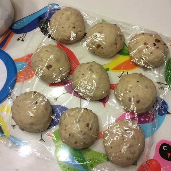 麵團拿出，拍出空氣，分成9等份，用保鮮膜蓋住休息10分鐘。