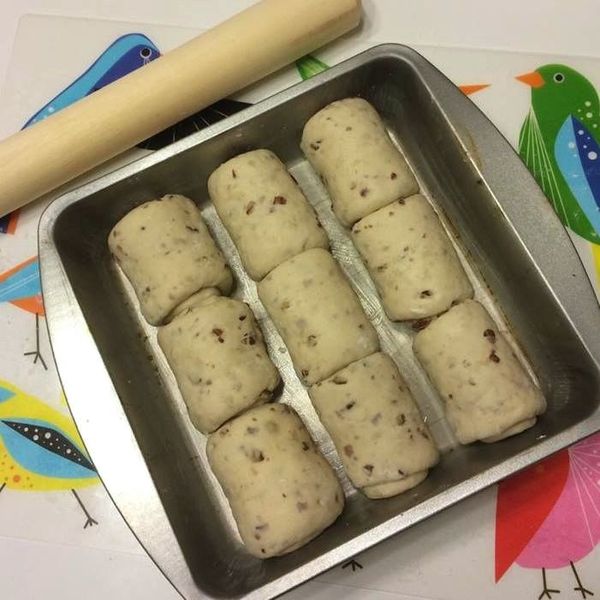 用麵桿做形／或直接用手做成正方形，再放進一個已塗上無鹽牛油的正方形焗盤內，再和一杯熱水放進微波爐內發酵40分鐘。