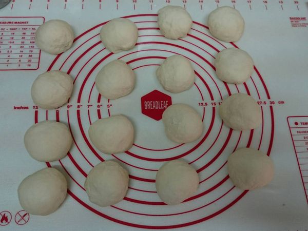 將醒好的麵團秤重後平均分成１６份並滾圓。