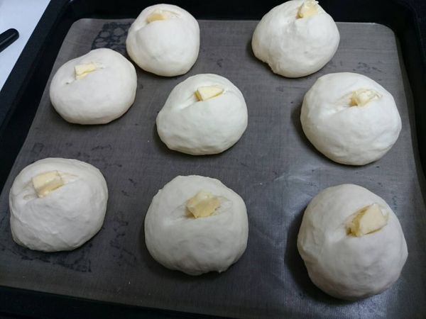 麵團發酵完畢取出，用利刀在表面深切一刀，夾放奶油後，送進已預熱１７０度Ｃ的烤箱，烤２０分鐘。
（因這麵包我還要再加工，故只烤２０分鐘；若烤好直接食用，建議烤３０分鐘至表皮酥脆上色。）