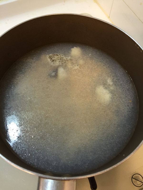 加入2並用攪拌棒將湯汁打碎