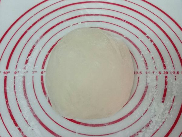 攪拌揉麵及首次發酵完成後，取出麵團揉壓出空氣後滾圓，蓋保鮮膜或濕布或鍋子鬆弛醒１０分鐘。