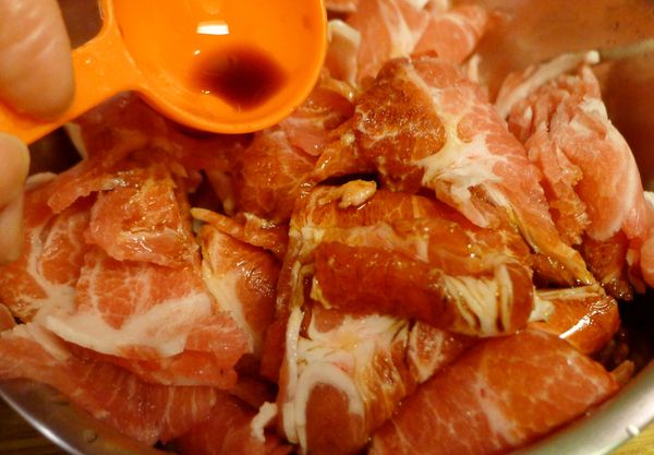 梅花肉片以[醃料]醃漬約半小時備用