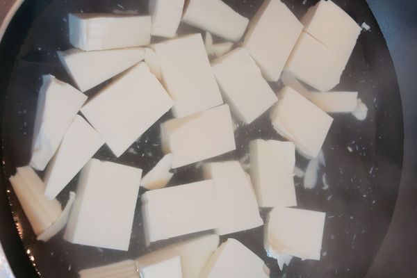 豆腐切小塊，滾水川燙；