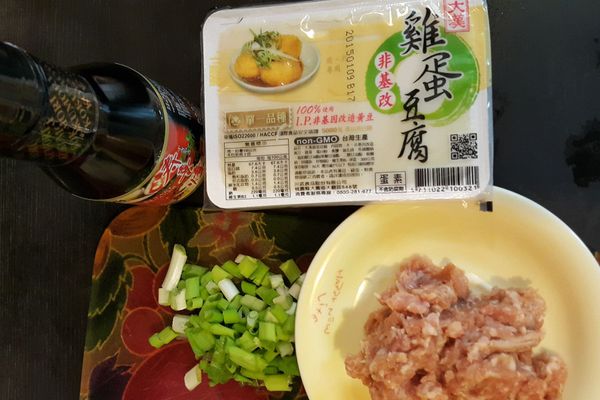 把豬絞肉用地瓜粉、醬油膏和少許水醃10分鐘，蔥清洗乾淨，切蔥花；