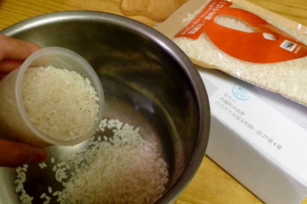 取一容器，倒進美國米，洗淨瀝乾