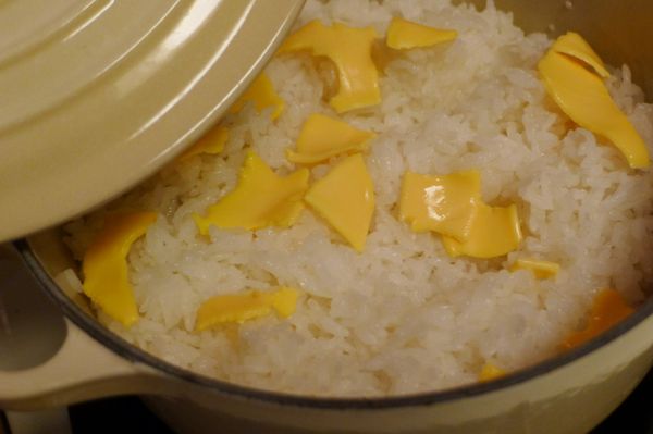 蓋上鍋蓋，以中火煮至鍋蓋邊緣冒出蒸氣，再以小火煮約5~6分鐘，關火，燜約10分鐘，掀蓋，將起司片撕成小塊撒在白飯上，再燜約5分鐘讓餘熱將起司融化