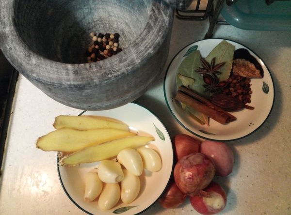 大火燒熱鑊, 下點油, 先爆香蒜頭, 薑, 乾蔥頭, 花椒, 下點水, 然後把其餘香料 (陳皮, 草果, 八角, 香葉, 肉桂) 都倒進鑊中, 煮滖後收小火