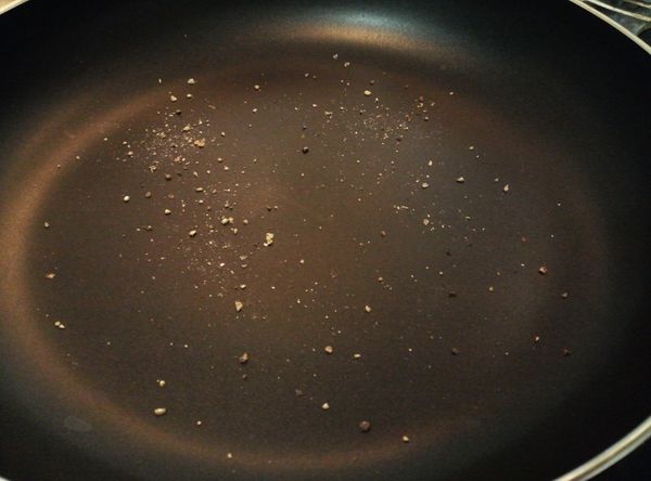 易潔鑊上下點黑+白胡椒碎, 雞骴正面 (皮多的一邊) 朝下, 中小火略煎至表皮金黃色 (約 1-2 分鐘), 轉雞骴背面 (皮少的一邊) 繼續略煎至表皮金黃色 (約 1-2 分鐘)