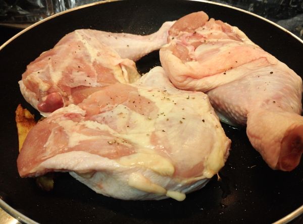 煎好兩面的雞骴直接放進鹵水鑊中, 放好所有雞骴後, 加水蓋至最上面的雞骴約一半位置 (不需要蓋過所有雞骴), 下冰糖