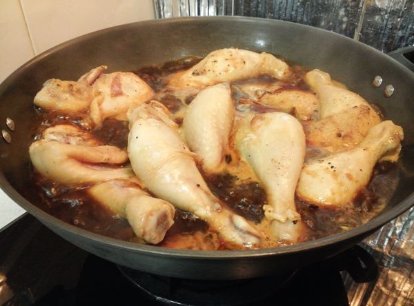 鑊中汁料煮滾後, 調到小火, 蓋上鑊蓋煮約 30 分鐘