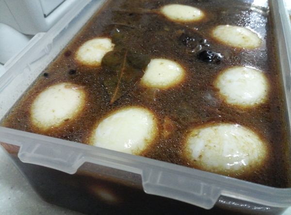 將已降溫的鹵水汁倒進有雞蛋的盒子, 放涼後冷藏, 浸泡一天, 完成!