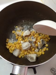 鍋中放入少許橄欖油將玉米粒與鱈魚稍微炒一下，取出備用