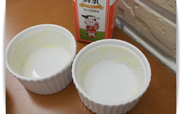 烤杯內側先用奶油塗上並且均勻的灑上砂糖~多餘的砂糖可以拍掉!!放入冰箱冷藏備用!!