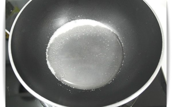 先來製作焦糖:取一鍋倒入砂糖和水!!以中小火加熱~沒有變色前不要去攪拌喔!!!