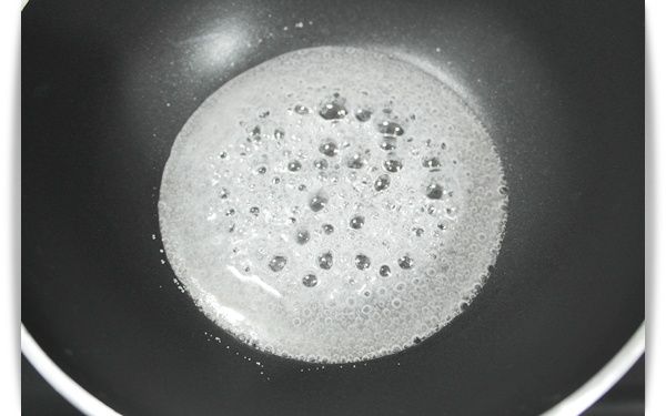 鍋中的砂糖慢慢的融化並且開始冒泡泡~~這時候要專心的顧鍋子因為變色速度滿快的!!煮過頭焦糖會變太苦喔!!