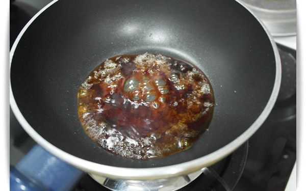 煮到變成咖啡色沸騰的時候加入25cc的熱水~要小心不要被濺到了!!!接著攪拌均勻即完成焦糖醬囉~