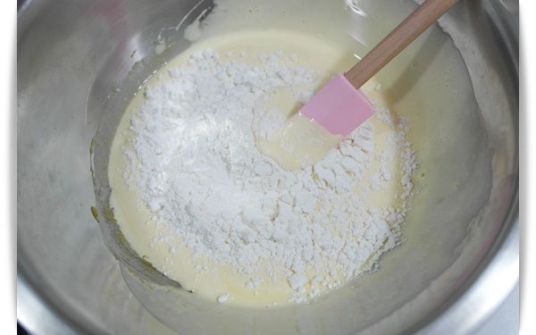 在盆中把蛋黃和砂糖打至變色後加入麵粉!!
