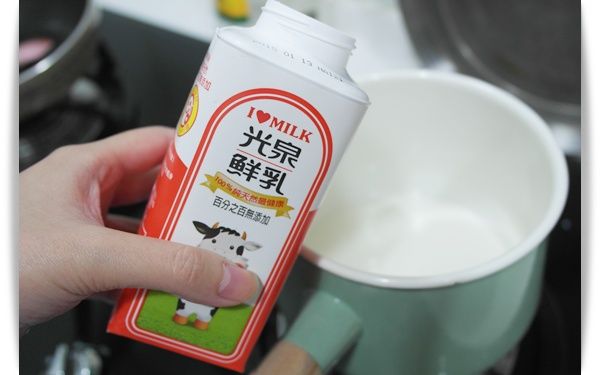 在小鍋中倒入光泉鮮乳120cc以及1小匙的香草精~以中小火煮到快沸騰時關火!!