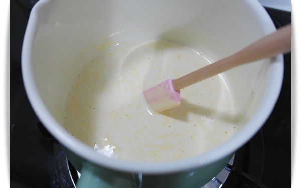 將步驟7的麵糊慢慢的倒入牛奶鍋中!!攪拌均勻~